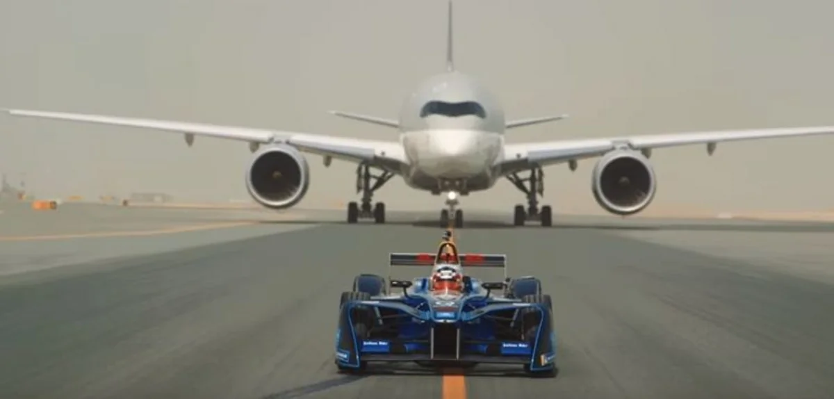 Болид Formula E устроил гонку с двумя самолетами - ВИДЕО