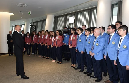 Prezident İlham Əliyev Bakı Şahmat Olimpiadasında mübarizə aparan Azərbaycan idmançıları ilə görüşüb
