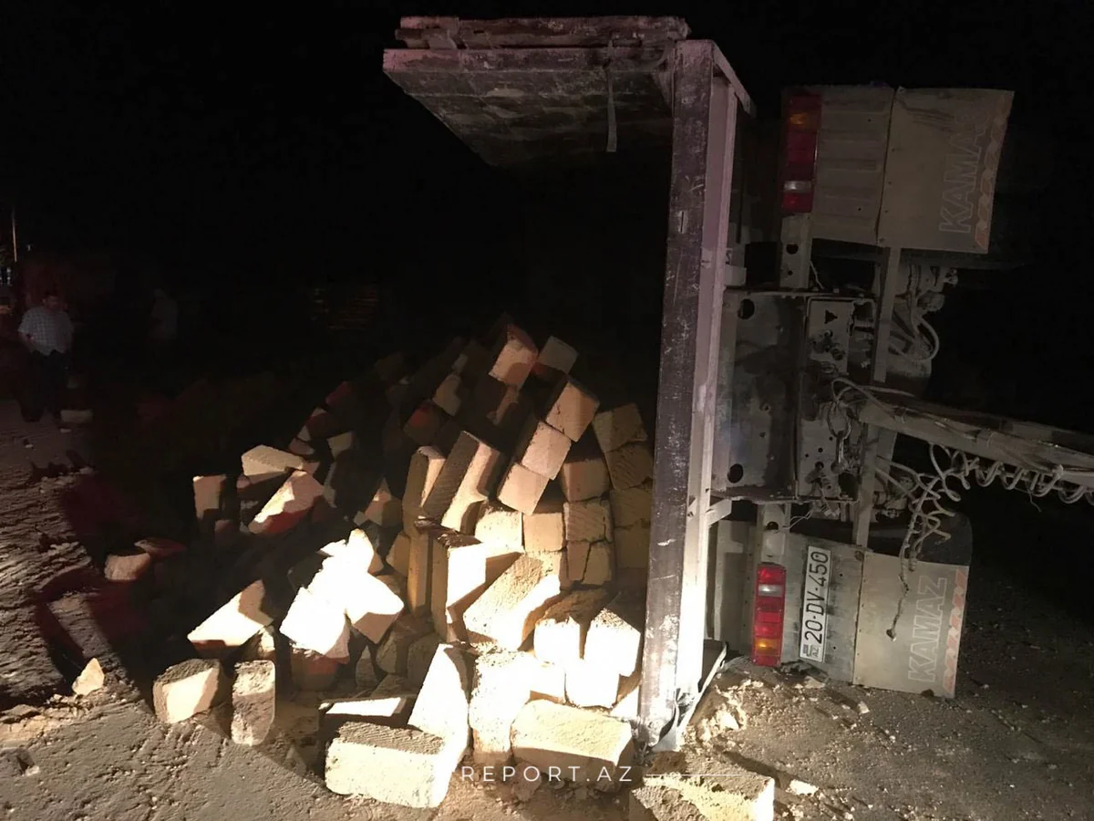 Ağdaşda “KaMAZ” digər yük maşınına çırpılıb