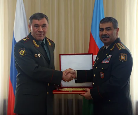 Министр обороны Азербайджана встретился с начальником Генерального штаба ВС России