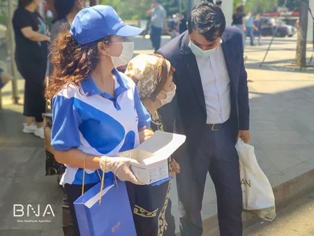 BNA vətəndaşlara tibbi maska paylayıb