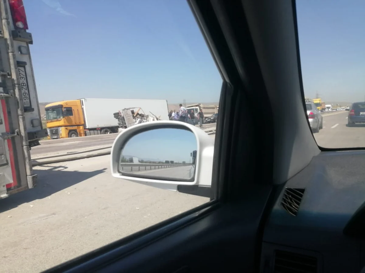 Bakı-Quba yolunda TIR aşıb, magistralda tıxac yaranıb