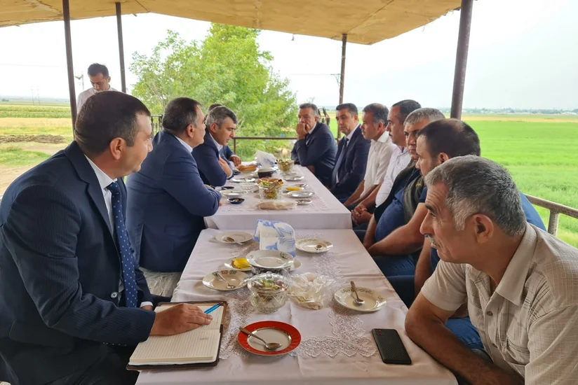 İnam Kərimov Samuxda günəbaxan əkən fermerlərlə görüşüb