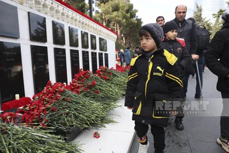People of Azerbaijan pay tribute to 20 January martyrs - PHOTOS
