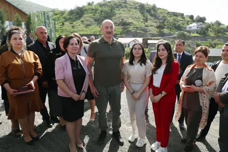 Dövlət başçısı Laçın şəhərinə qayıdan əhali ilə görüşüb, evlərin açarlarını onlara təqdim edib