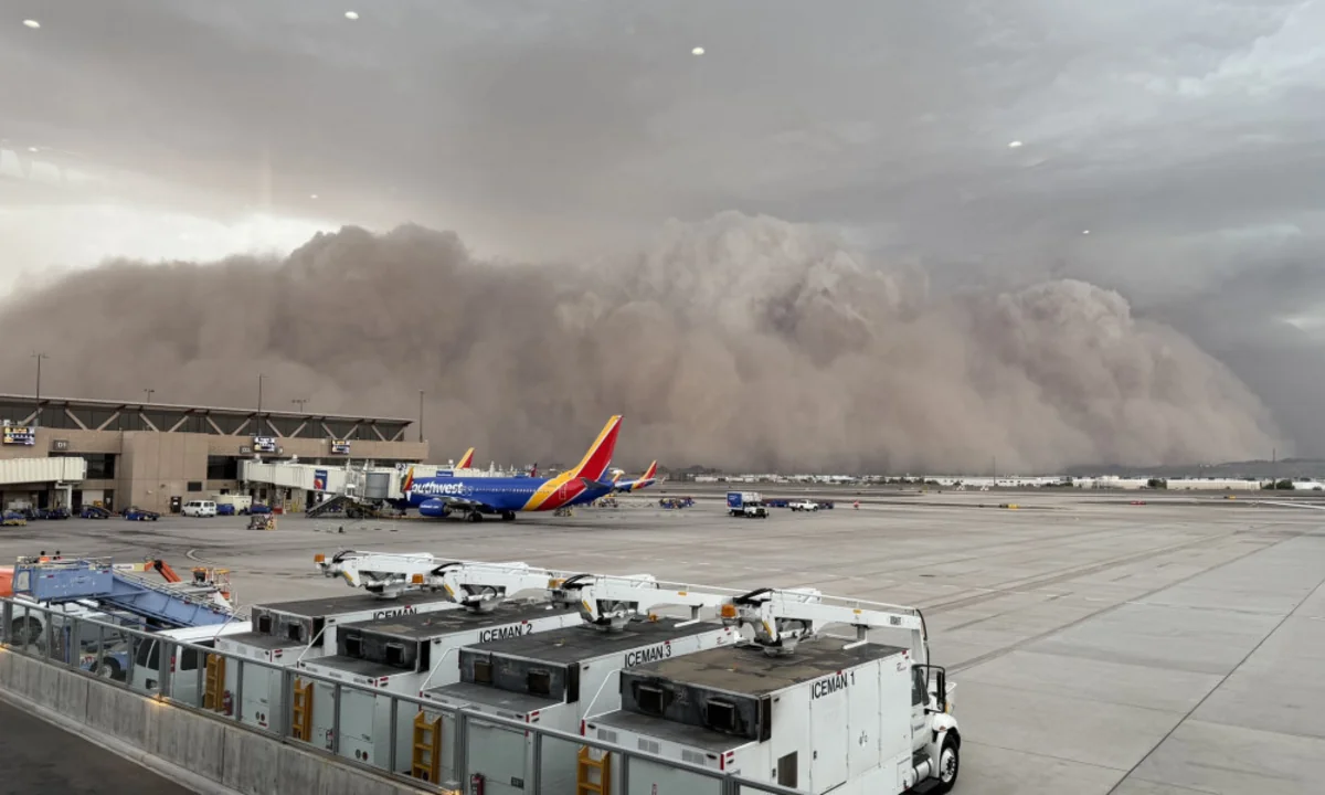 Massive dust storm in US slams Phoenix, causing damage, airport delays and power outages