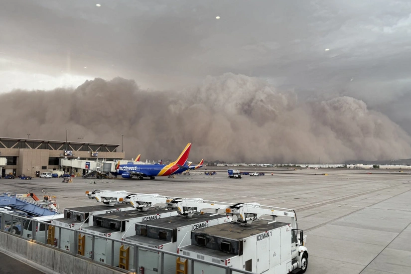 В результате песчаной бури в США повреждено здание аэропорта Финикса