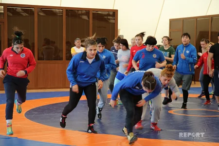 ​Azərbaycanın qadın güləşçilərdən ibarət milli komandası Qran Priyə hazırlaşır - FOTO