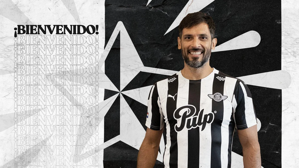 Экс-нападающий Баварии сменил клуб в 40 лет