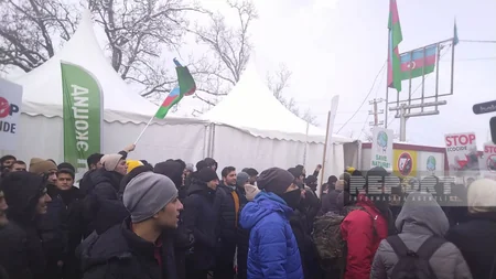 Акция на дороге Ханкенди-Лачын продолжается