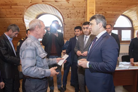 Kənd Təsərrüfatı naziri bir qrup fermerə yeni subsidiya sisteminə uyğunlaşdırılmış fermer kartları paylayıb