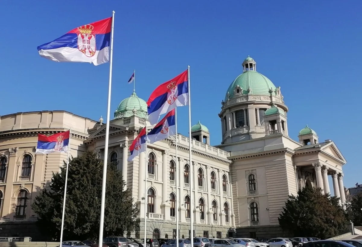 Оппозиция зажгла фаеры в парламенте Сербии, трое депутатов ранены