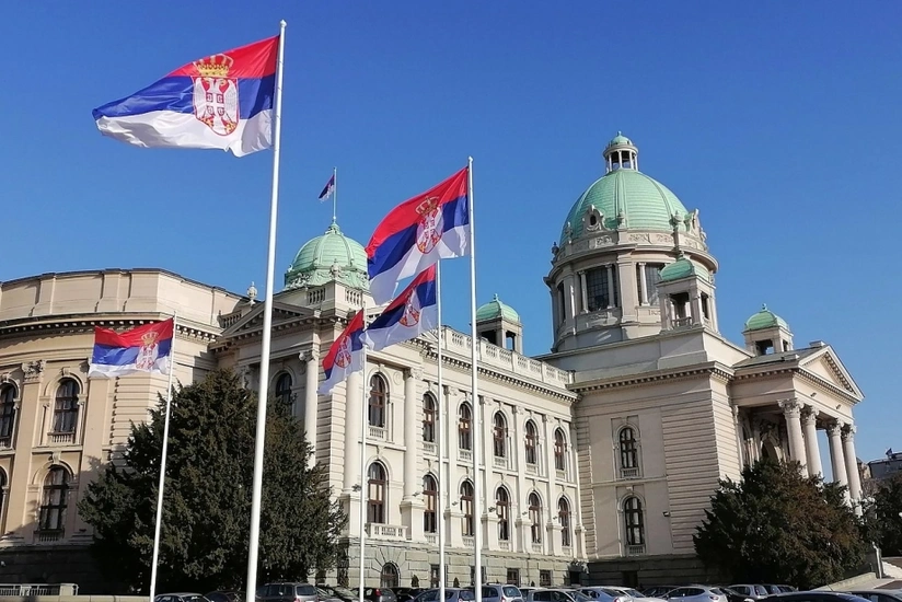 Оппозиция зажгла фаеры в парламенте Сербии, трое депутатов ранены