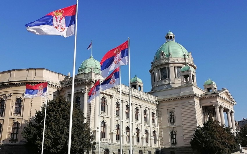 Оппозиция зажгла фаеры в парламенте Сербии, трое депутатов ранены