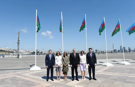 Prezident İlham Əliyev Dövlət Bayrağı Meydanında olub