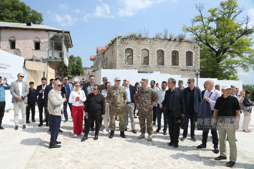 Diplomatlar Şuşadakı Qarabağ küçəsində olublar