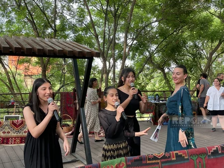 Gürcüstanda festivalda Azərbaycan xalçaları, musiqi alətləri, geyimləri nümayiş etdirilib