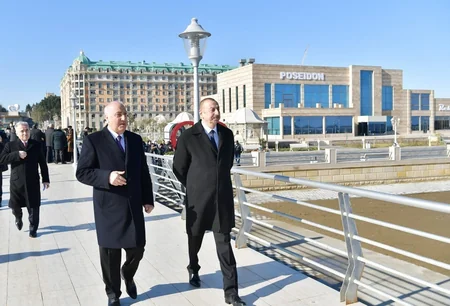 Prezident Sumqayıtın dənizkənarı bulvarında şəhərin sakinləri ilə görüşüb