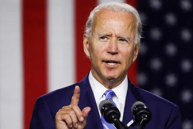 Biden caught using cheat sheets during press conference