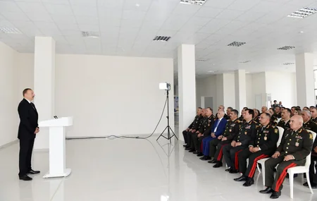 Prezident İlham Əliyev hərbçilər üçün inşa edilən binada yaradılan şəraitlə tanış olub