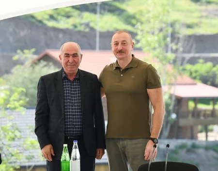 Dövlət başçısı Laçın şəhərinə qayıdan əhali ilə görüşüb, evlərin açarlarını onlara təqdim edib