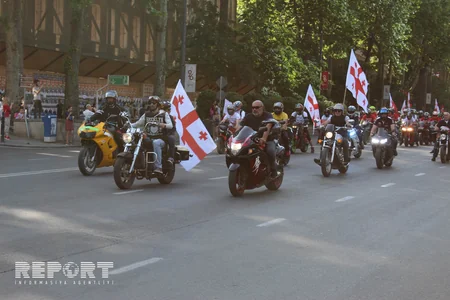 В Тбилиси прошло всенародное шествие - ФОТО