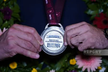 Avropa çempionatında 9 medal qazanan güləşçilər vətənə qayıdıblar