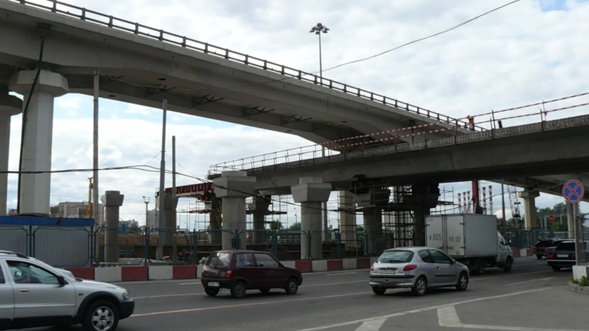 В Москве девушка разбилась, упав с моста во время селфи