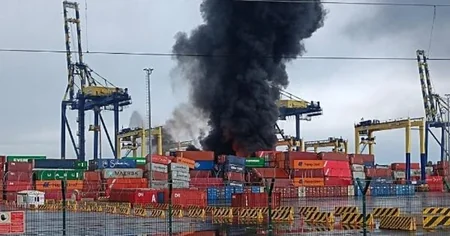В турецком порту Искендерун после землетрясения начался пожар