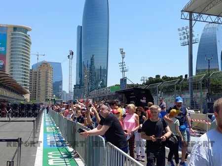Bakıda azyaşlı azarkeşlər Formula 1 pilotlarına dəstək olublar