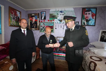 Qazaxda bir neçə şəhidin orden və medalları ailə üzvlərinə təqdim edilib