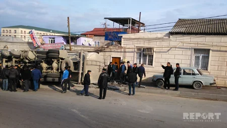 Bakıda sürücünün yatması nəticəsində betonqarışdıran maşın aşıb - FOTO
