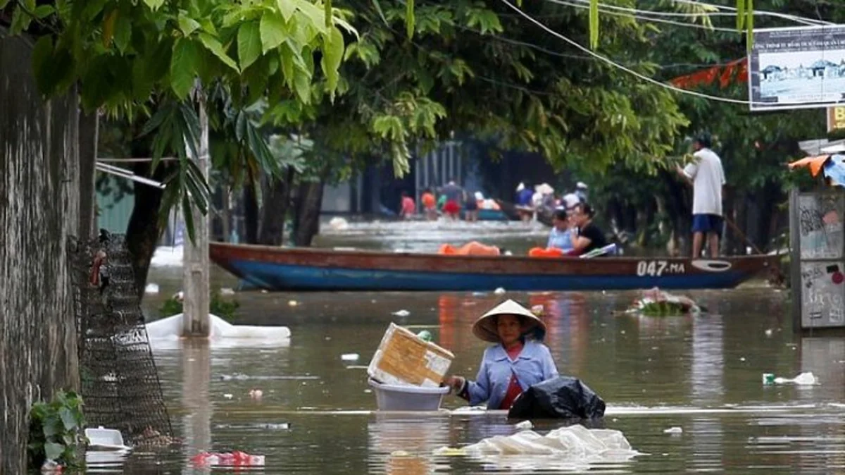 Çində qasırğa zamanı onlarla insan xəsarət alıb