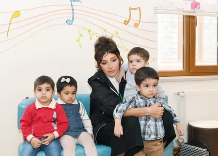 Azərbaycanın Birinci vitse-prezidenti Mehriban Əliyeva Bakıdakı 1 nömrəli körpələr evinin sakinləri ilə görüşüb