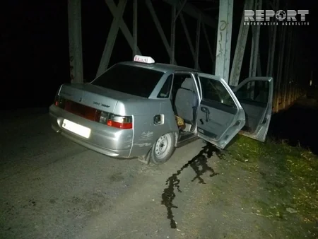 Qaxda avtomobil körpüyə çırpılıb, iki nəfər xəsarət alıb - FOTO