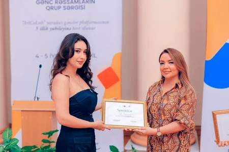 Gənc rəssamların Onun yarısı adlı qrup sərgisi keçirilib