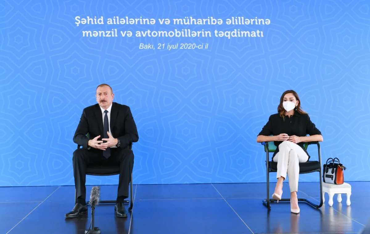 İlham Əliyev və Mehriban Əliyeva Bakıda şəhid ailələrinə, müharibə əlillərinə mənzil və avtomobillərin təqdimatında iştirak ediblər