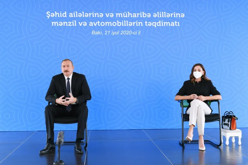 İlham Əliyev və Mehriban Əliyeva Bakıda şəhid ailələrinə, müharibə əlillərinə mənzil və avtomobillərin təqdimatında iştirak ediblər