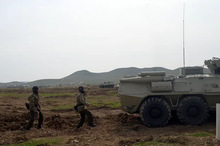 Курсанты Высшего военного училища имени Гейдара Алиева выполняют практические задания - ВИДЕО