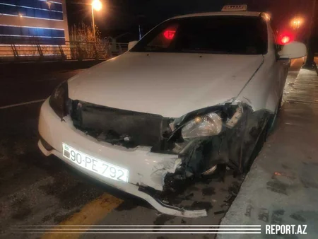 Bakıda təkəri partlayan avtomobil qəzaya uğradı - FOTO