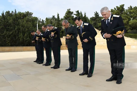Baş Prokurorluğun əməkdaşları Ümummilli Lider Heydər Əliyevin məzarını ziyarət ediblər