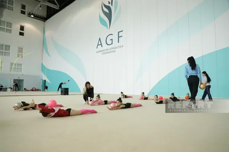 Bölgə gimnastlarının Milli Gimnastika Arenasında məşqləri davam edir