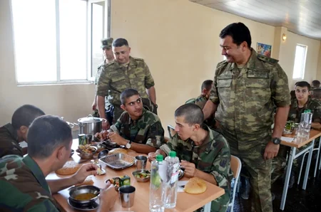 ​Azərbaycanın müdafiə naziri cəbhəboyu zonada yerləşən hərbi hissələrdə olub