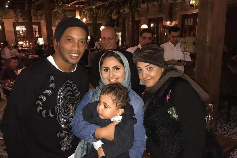 Braziliya milli komandasının sabiq futbolçusu Ronaldinyo Bakıya gəlib