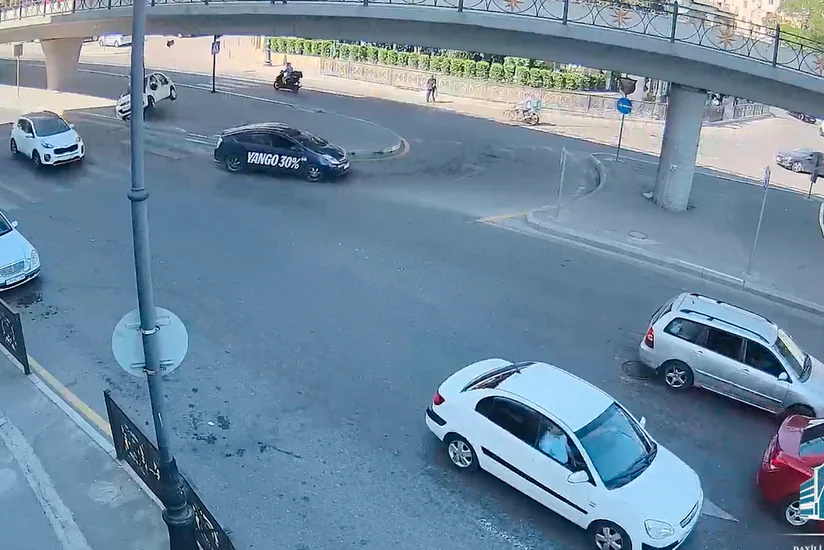 Bakıda idarəetməni itirən avtomobil işıqforu yararsız hala salıb