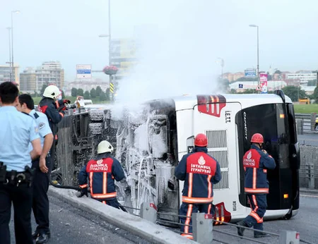 ​İstanbulda metrobus 5 metr hündürlükdən aşıb, 10 nəfər yaralanıb