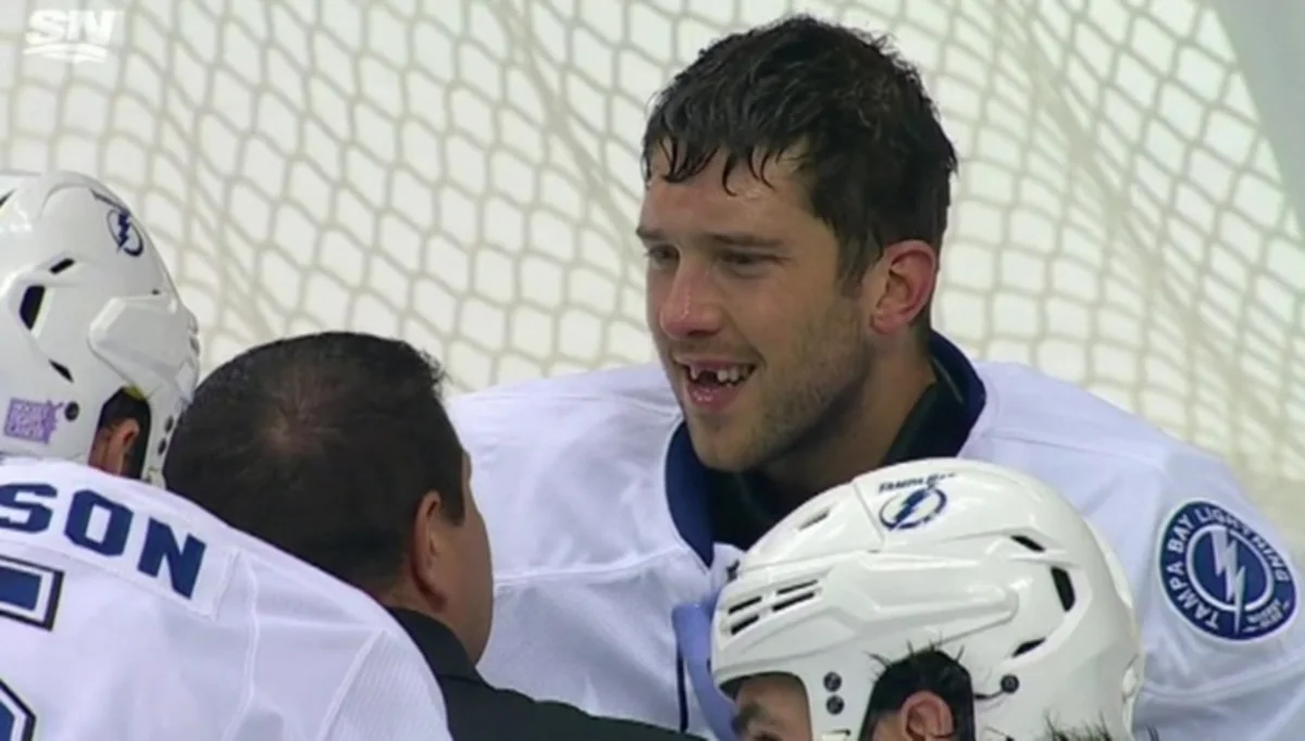 Hockey goalie lost teeth during game - VIDEO