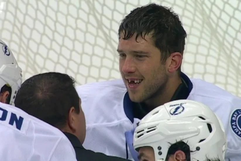 Hockey goalie lost teeth during game - VIDEO