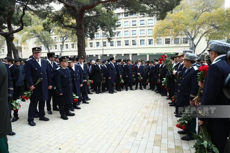 Azərbaycan xalqı Fəxri xiyabanda Ümummilli Liderin məzarını ziyarət edir