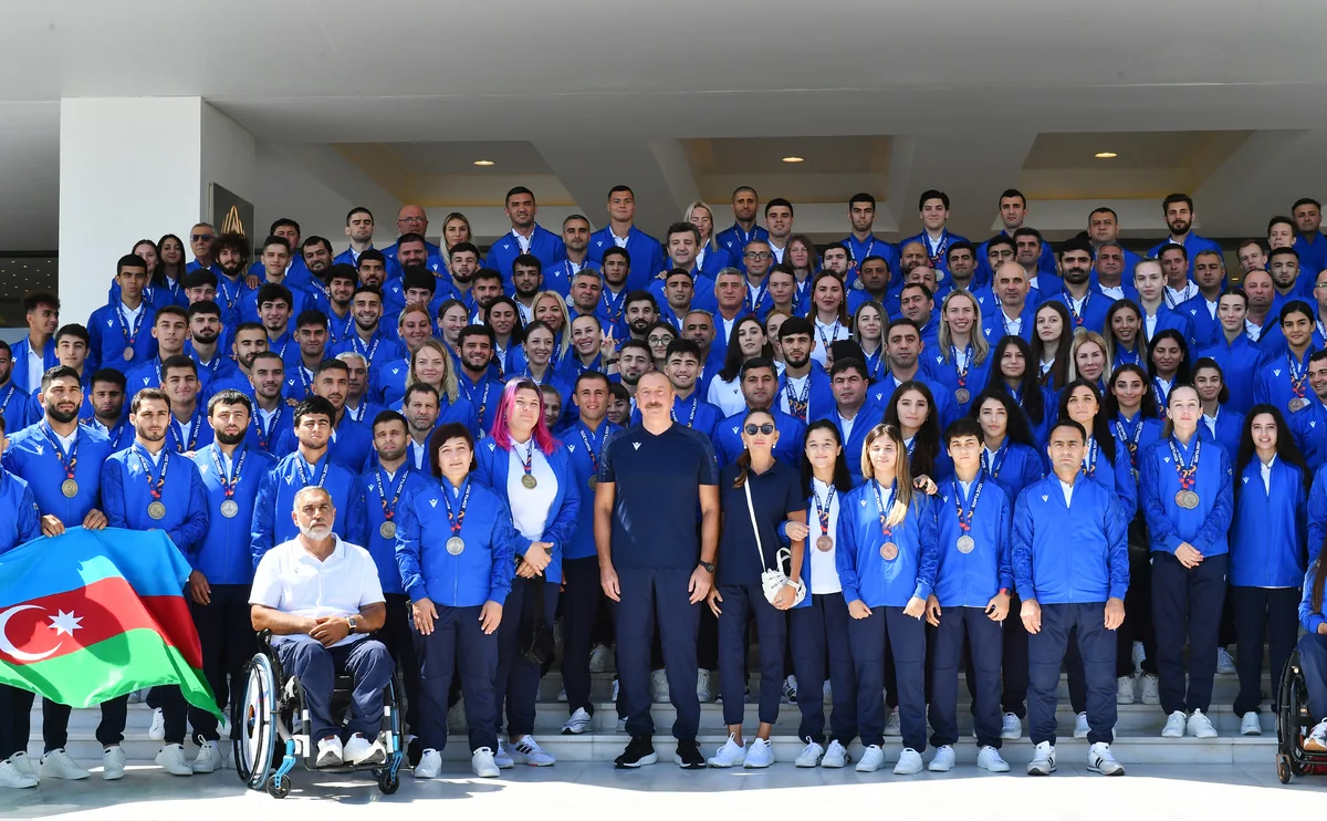 İlham Əliyev və Mehriban Əliyeva V İslam Həmrəyliyi Oyunlarında nəticə əldə etmiş idmançılarla görüşüblər - YENİLƏNİB-2